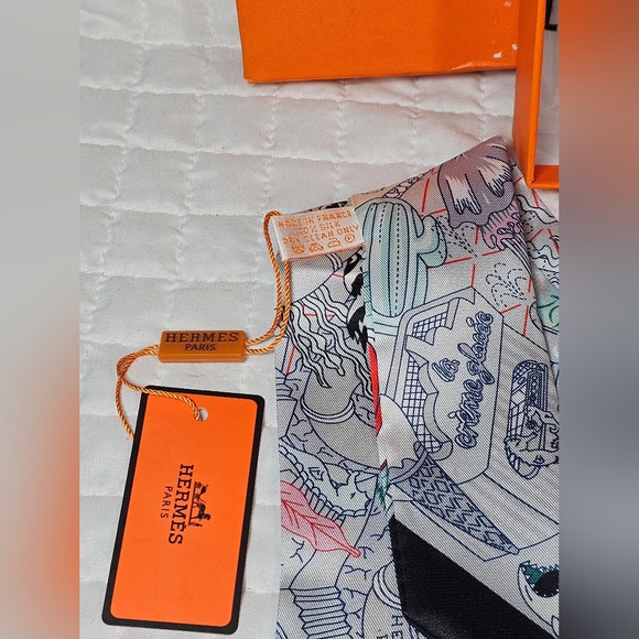 Hermès Pink And White Silk Twilly Scarf NWT And Box - Picture 6 of 10